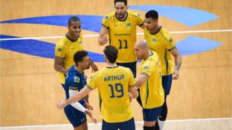 Seleção Brasileira de Vôlei em ação durante partida.