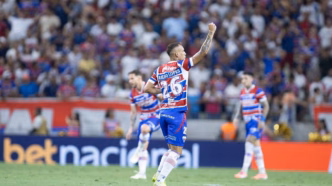 Breno Lopes comemora gol decisivo do Fortaleza contra o Flamengo na Arena Castelão, garantindo a vitória por 1 a 0 no Brasileirão.