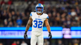 Brian Branch, defensive back dos Detroit Lions, em ação durante uma partida da NFL.