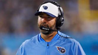 Brian Callahan, ex-treinador do Tennessee Titans, durante um jogo.