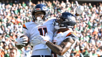 Jogadores do Denver Broncos comemorando após uma jogada crucial na partida contra o Philadelphia Eagles pela Semana 5 da NFL.