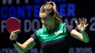 Bruna Takahashi em ação no tênis de mesa