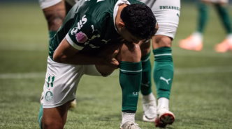 Bruno Rodrigues, do Palmeiras, comemora gol e beija o joelho em partida pelo Brasileirão.
