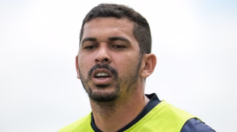 Bruno Melo, jogador do Coritiba, em campo durante partida.