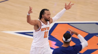 Jalen Brunson em ação pelo New York Knicks, destacando sua performance ofensiva na NBA.
