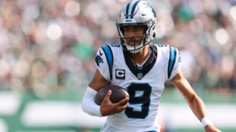 Bryce Young, quarterback dos Carolina Panthers, comemora após uma jogada.