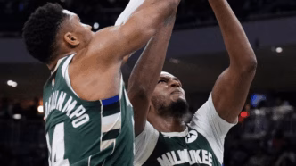 Giannis Antetokounmpo e Myles Turner celebram com o time do Milwaukee Bucks.