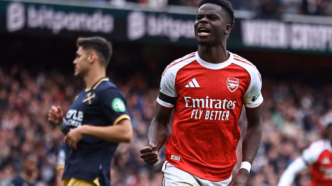 Bukayo Saka, do Arsenal, comemora após marcar de pênalti contra o West Ham, pela Premier League, no Emirates Stadium