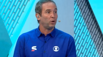 Comentarista Caio Ribeiro analisa lance em partida de futebol.