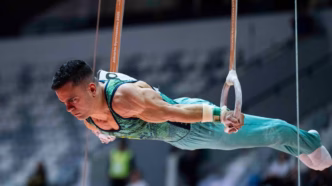 Caio Souza em ação nas argolas durante o Mundial de Ginástica Artística em Jacarta.