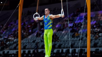Caio Souza em ação na final das argolas no Mundial de Ginástica