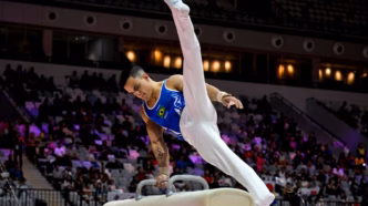 Caio Souza competindo no Mundial de Ginástica