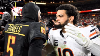 Jayden Daniels (Commanders) e Caleb Williams (Bears) em campo antes do jogo de Monday Night Football.