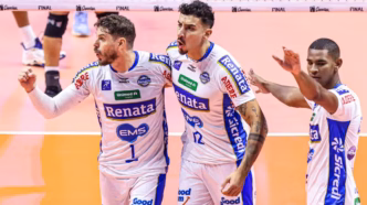 Torcedores lançam pelúcias em quadra durante jogo da Superliga Masculina entre Vôlei Renata e Monte Carmelo.