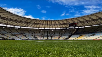 Vista aérea do Estádio do Maracanã, palco de importantes jogos de futebol e eventos.