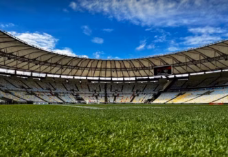 Vista aérea do Estádio do Maracanã, palco de importantes jogos de futebol e eventos.