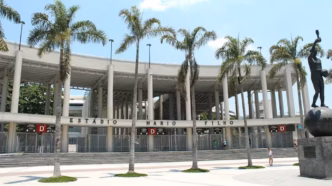 Entrada do Maracanã com a estátua de Bellini e o nome do jornalista Mário Filho.