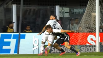 Tela do VAR mostrando a análise do pênalti em Zé Rafael no jogo Santos x Corinthians.