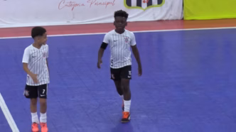 Neymar Wafo Fotso, jovem atacante do time sub-7 de futsal do Corinthians, em ação.