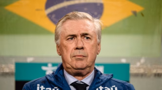 Carlo Ancelotti observa antes do amistoso entre Coreia do Sul e Brasil.