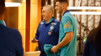 Carlo Ancelotti e goleiro Bento se apresentam à Seleção Brasileira em Seul.