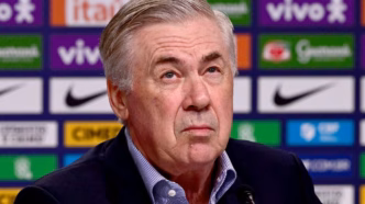 Carlo Ancelotti, técnico da Seleção Brasileira, em momento de decisão.