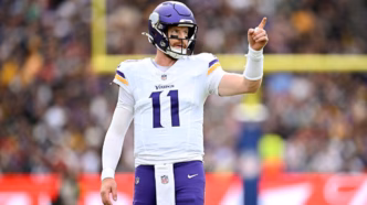 Carson Wentz, quarterback do Minnesota Vikings, em ação durante uma partida.