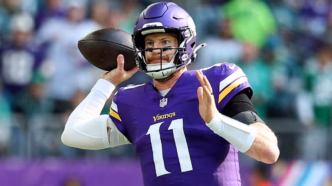 Carson Wentz, quarterback do Minnesota Vikings, em ação contra os Chargers.
