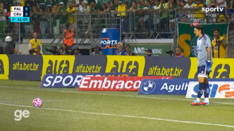 Cássio, goleiro do Cruzeiro, é atingido por uma garrafa de isotônico arremessada pela torcida do Palmeiras durante partida no Allianz Parque.