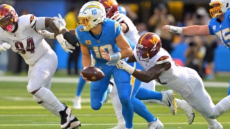 Jogadores do Los Angeles Chargers em campo durante uma partida da NFL.