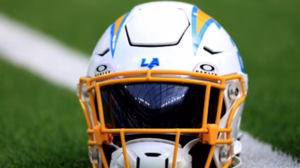 Capacete dourado do Los Angeles Chargers com o raio característico.
