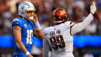 Jogadores do Los Angeles Chargers em ação em uma partida da NFL.