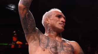 Charles do Bronx comemora vitória no UFC Rio, com suspensão médica após o combate.