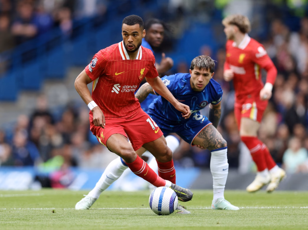Jogadores do Chelsea em campo durante partida da Premier League.