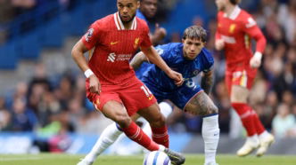 Jogadores do Chelsea em campo durante partida da Premier League.