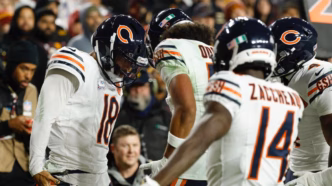 Jogadores do Chicago Bears em campo durante partida da NFL.