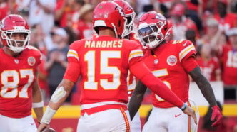 Logotipo do Kansas City Chiefs em destaque em um campo de futebol americano.