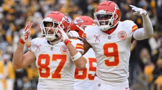 Jogadores do Kansas City Chiefs em ação durante uma partida da NFL.