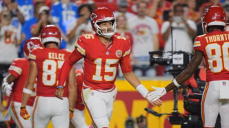 Jogadores dos Kansas City Chiefs em formação ofensiva.
