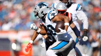 Chuba Hubbard, running back do Carolina Panthers, em campo durante uma partida.