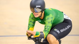 Sabrina Custódio em ação durante prova do Mundial de ciclismo de pista no Rio de Janeiro.