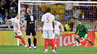 Eric Dier, do Monaco, marca de pênalti contra Gianluigi Donnarumma, do Manchester City, pela Champions League.