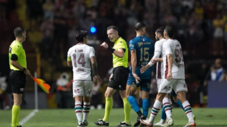 Raphael Claus em partida entre Sport e Fluminense com polêmicas de arbitragem.