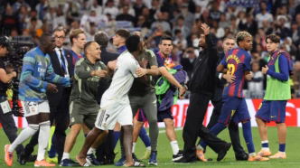 Vini Jr discutindo com Lamine Yamal após o clássico entre Real Madrid e Barcelona.