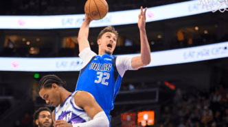 Cooper Flagg em ação, jovem promessa do Dallas Mavericks.