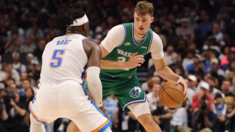 Cooper Flagg dos Dallas Mavericks em ação durante partida da NBA.