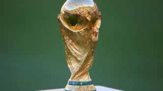 Taça da Copa do Mundo em destaque, símbolo da competição mundial de futebol.