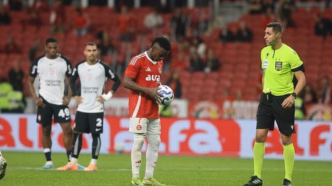 Jogadores do Internacional e Corinthians em campo durante a partida. Foto: Ricardo Duarte/Internacional