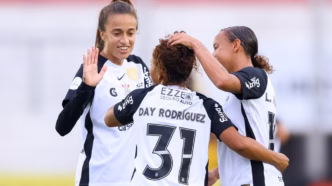Jogadoras do Corinthians comemoram gol contra o Always Ready na Libertadores Feminina.