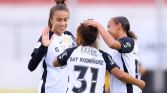 Jogadoras do Corinthians comemoram gol contra o Always Ready na Libertadores Feminina, com a atleta Ariel Godoy em destaque.